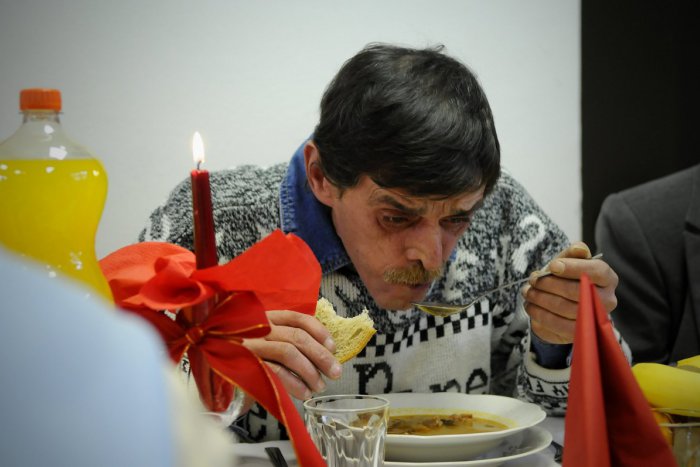 Ilustračný obrázok k článku Bezdomovcov hostilo mesto a Červený kríž: Čakal ich i pekný darček od študentov