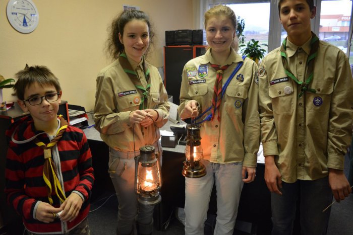 Ilustračný obrázok k článku Betlehemské svetlo už dorazilo do Detvy: Skauti ho priniesli k primátorovi