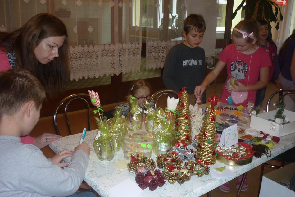 Ilustračný obrázok k článku Vianočná supernálada v revúckej škole: Pred odchodom na prázdniny nechýbali koláče ani punč FOTO