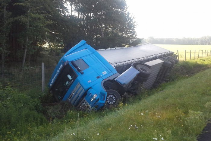 Ilustračný obrázok k článku Na hlavnom cestnom ťahu havaroval kamión: Nákladiak s pivom sa prevrátil do priekopy!