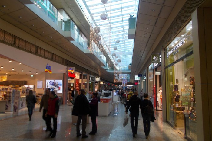 Ilustračný obrázok k článku Nákupy na poslednú chvíľu v Bratislave nie sú ničím novým. Niekto zháňal darčeky, iný zase potraviny