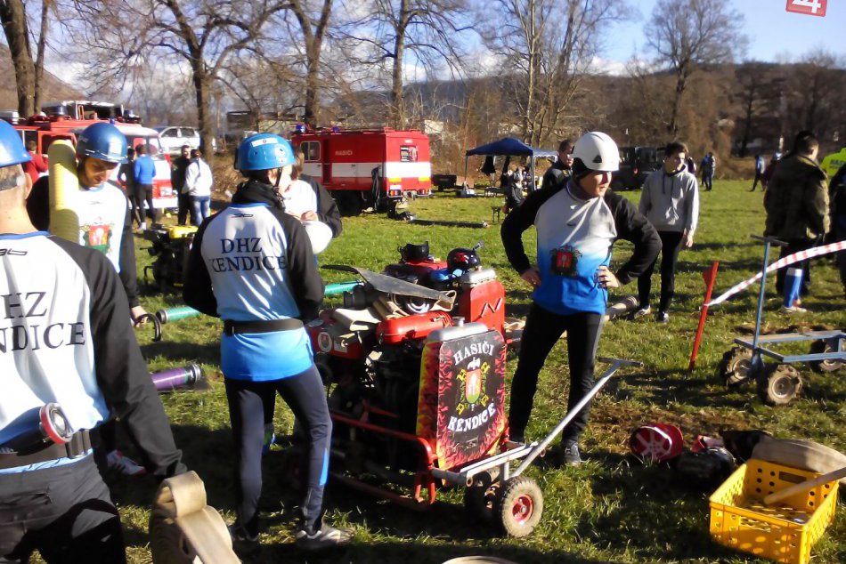 Ilustračný obrázok k článku FOTOGALÉRIA: V Plešivci prebehla súťaž v požiarnom útoku o vianočného kapra!