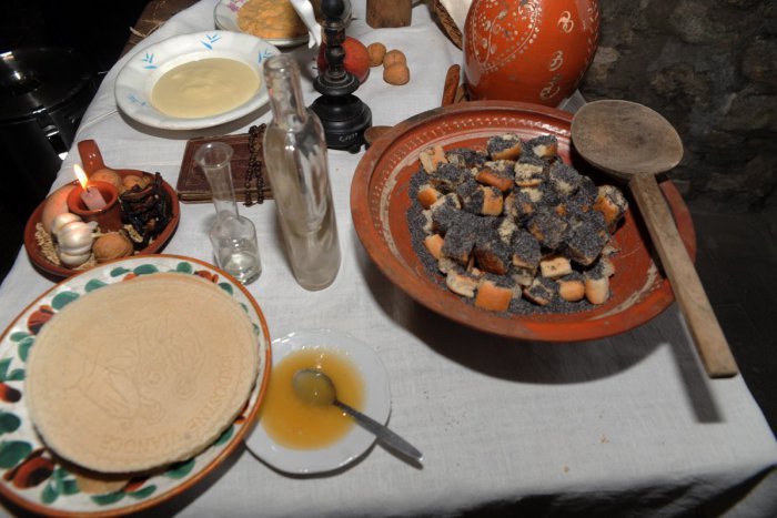 Ilustračný obrázok k článku Tradičné Vianoce v našich domácnostiach zanikajú: Sušené slivky nahradilo mango, kapra losos