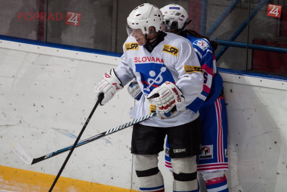 Ilustračný obrázok k článku Takto si zahrali hokej vodní slalomári a popradské hokejistky: Michal Martikán si užil osobku :)