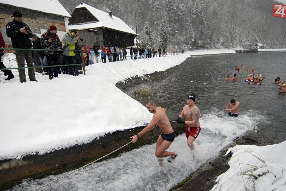 Ilustračný obrázok k článku Zábery, z ktorých tuhne krv v žilách: Neďaleko Bystrice skončili v ľadovej vode desiatky ľudí