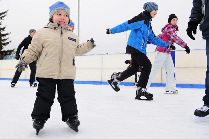 Ilustračný obrázok k článku Deti prichádzajú o snehuliakov a sánkovačky. Vezmite ich na korčule!