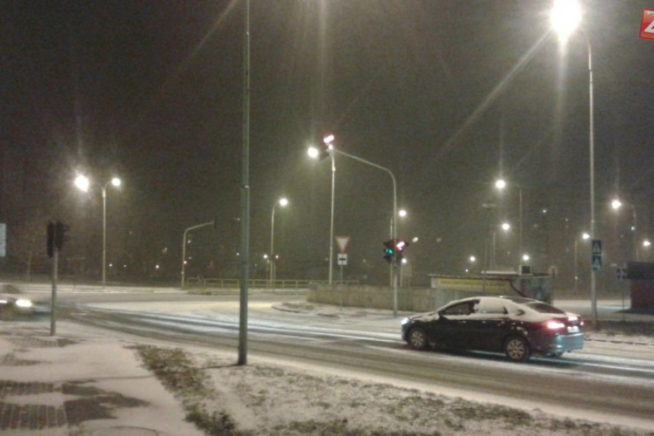 Ilustračný obrázok k článku Pozor na zľadovatené cesty: Policajti hlásili na našich cestách jednu nehodu a to nebolo všetko!