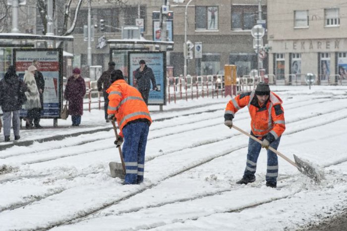 Ilustračný obrázok k článku Bojovať so snehom začala aj Národná diaľničná spoločnosť