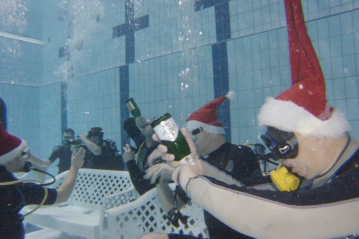 Ilustračný obrázok k článku Potápači v Spišskej dali zbohom starému roku: Šampusom si pripíjali pod vodou!