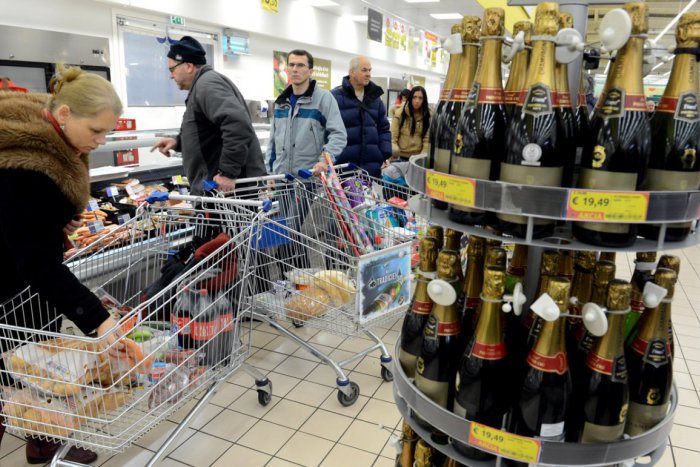 Ilustračný obrázok k článku Nechali ste si silvestrovské nákupy na poslednú chvíľu? Pozor na zmenené otváracie hodiny