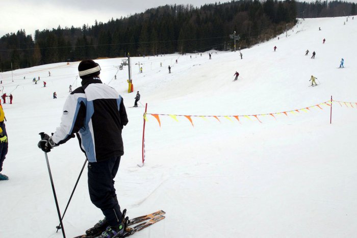Ilustračný obrázok k článku Na Táľoch sa lyžuje: Podmienky sú obmedzené, snehová prikrývka dosahuje 40 cm