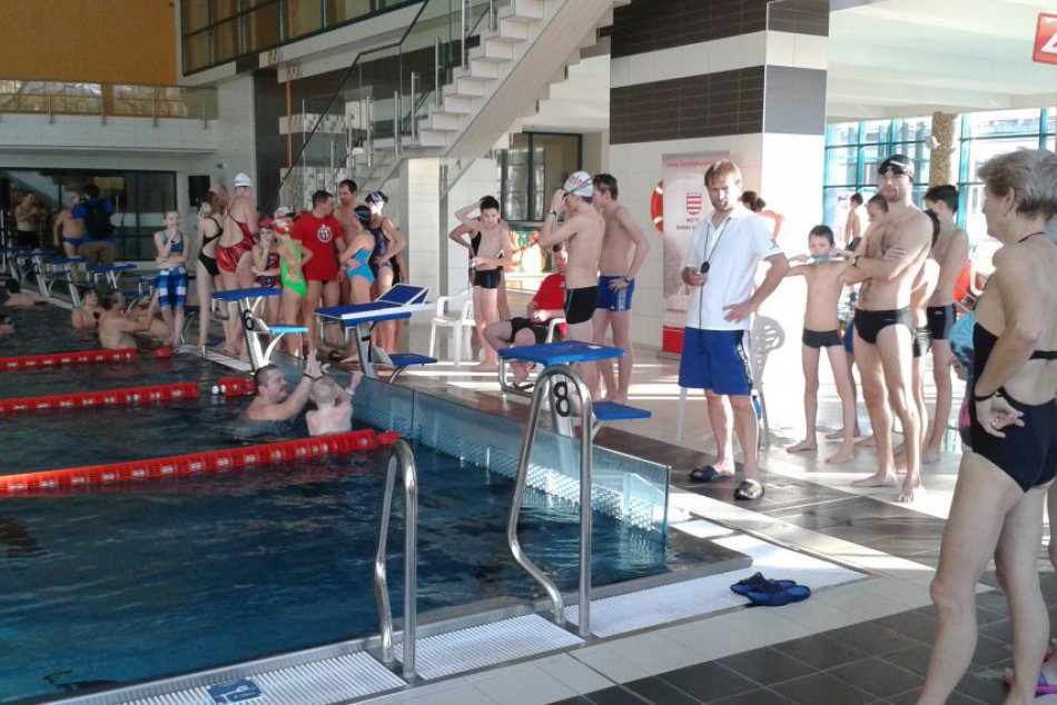 Ilustračný obrázok k článku V Bystrici sa pláva nonstop už niekoľko hodín: Pozrite si zábery z plavárne na Štiavničkách