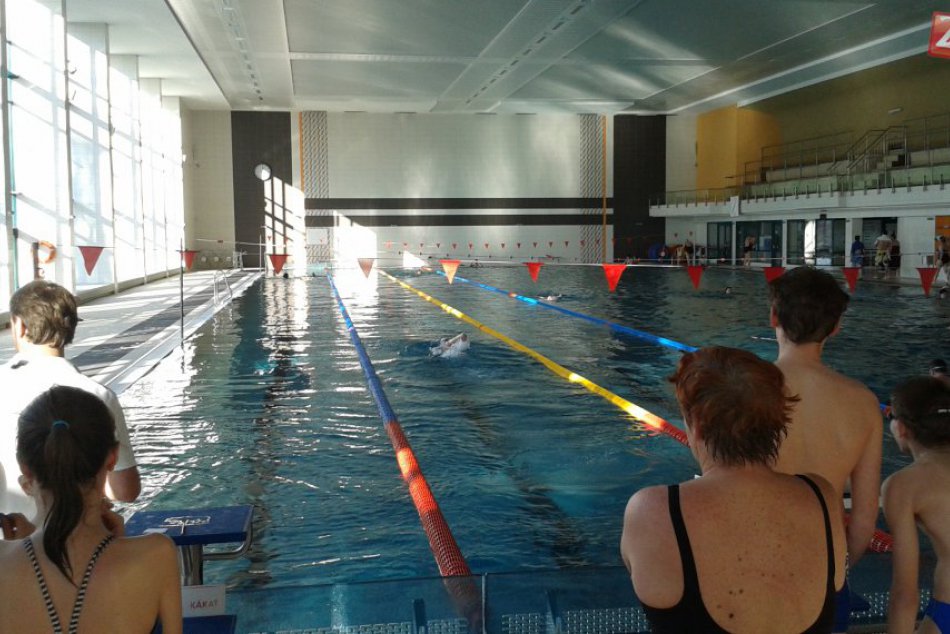 Ilustračný obrázok k článku Lučenecká plaváreň je zatvorená. Mesto však napriek tomu stojí desaťtisíce eur