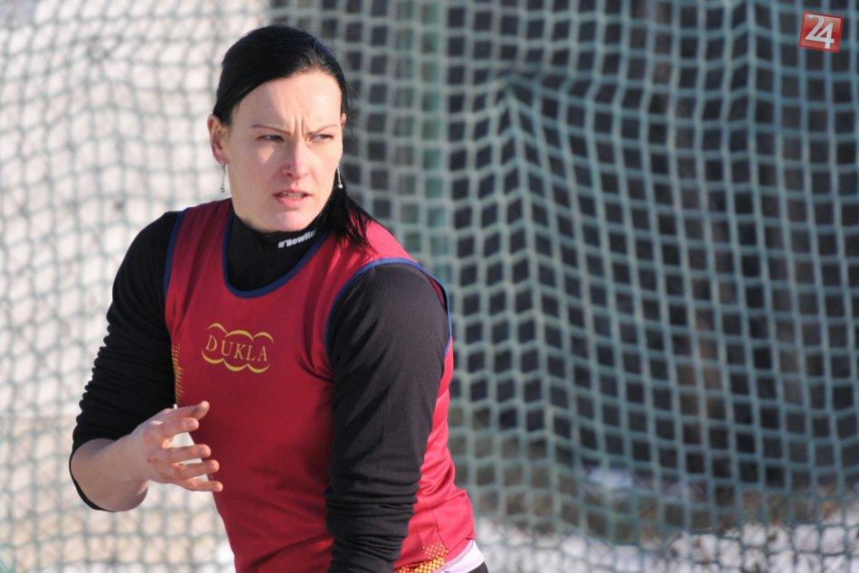 Ilustračný obrázok k článku Klobúk dole. Martina Hrašnová utvorila v Bystrici európsky rekord kladivárok