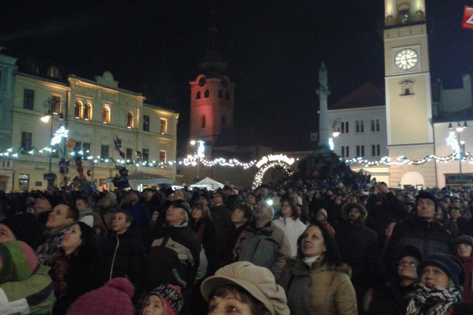 Ilustračný obrázok k článku Nad Bystricou sa rozžiarilo nebo: 10-minútový ohňostroj prilákal tisíce ľudí VIDEO