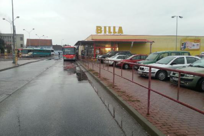 Ilustračný obrázok k článku Zlatomoravčanom prekáža zábradlie na autobuske: Dočkáme sa nového priechodu?