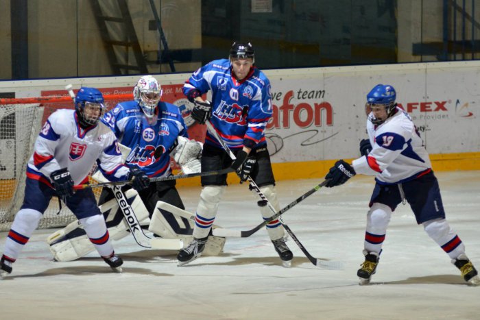 Ilustračný obrázok k článku Mikulášsky hokejový stroj šliape aj v novom roku, tentoraz si to odniesli mladíci zo SR18