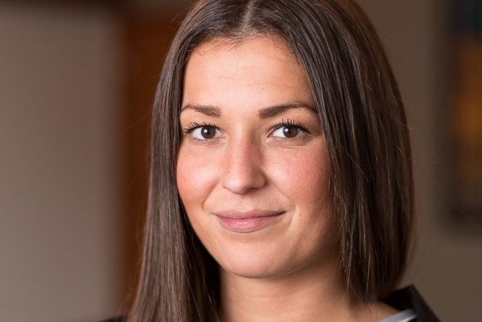 Ilustračný obrázok k článku Propagovala lietadlá, rada si zájde do fitneska: Čo na seba prezradila nová hovorkyňa mesta?