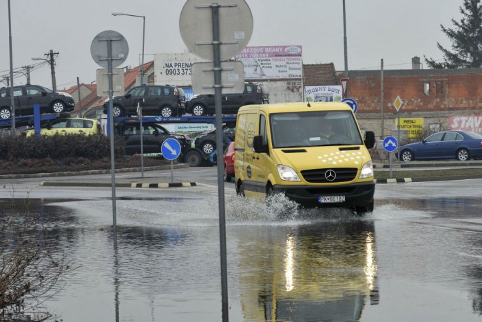 Ilustračný obrázok k článku Kruhový objazd pri Vajnoroch je v čoraz horšom stave. Bezpečnosť premávky je ohrozená