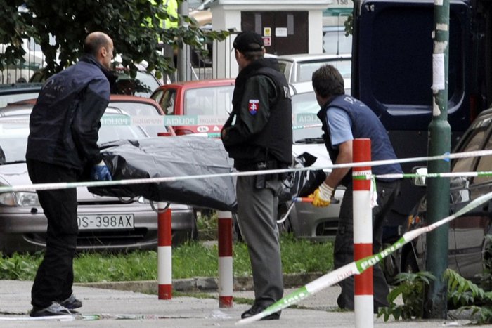 Ilustračný obrázok k článku Nepríjemné ráno pre obyvateľov jednej z ružinovských bytoviek: Pod oknami ležalo nehybné telo ich suseda