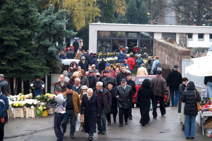 Ilustračný obrázok k článku Pobúrené smútočné zhromaždenie: Machalu medzi osobnosti nepochovali. Primátor podľa SNS na svoj úrad nedorástol