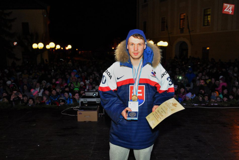 Ilustračný obrázok k článku Godla doma pod Tatrami: Novú hokejovú hviezdu vítalo množstvo Kežmarčanov