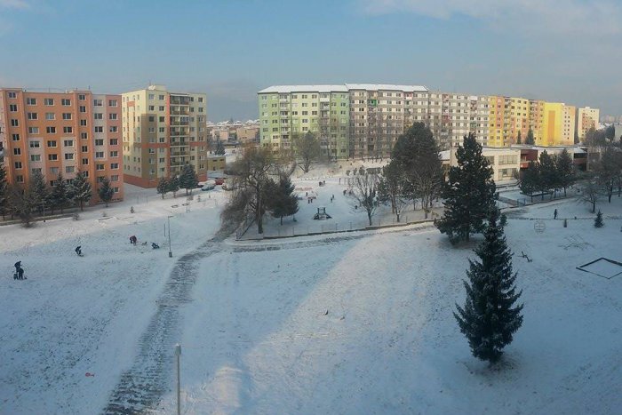 Ilustračný obrázok k článku FOTO: Ráno poskytlo obyvateľom krásne scenérie: Už aj Rožňava sa odela do bielych šiat!