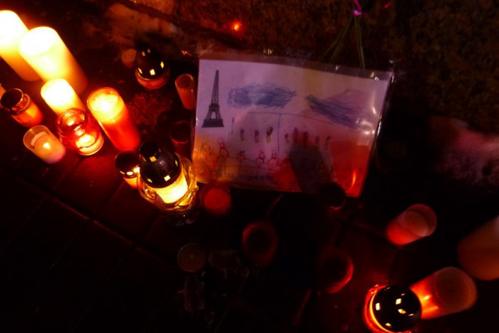 Ilustračný obrázok k článku OBRAZOM z námestia: Humenné si uctilo obete teroristických útokov v Paríži