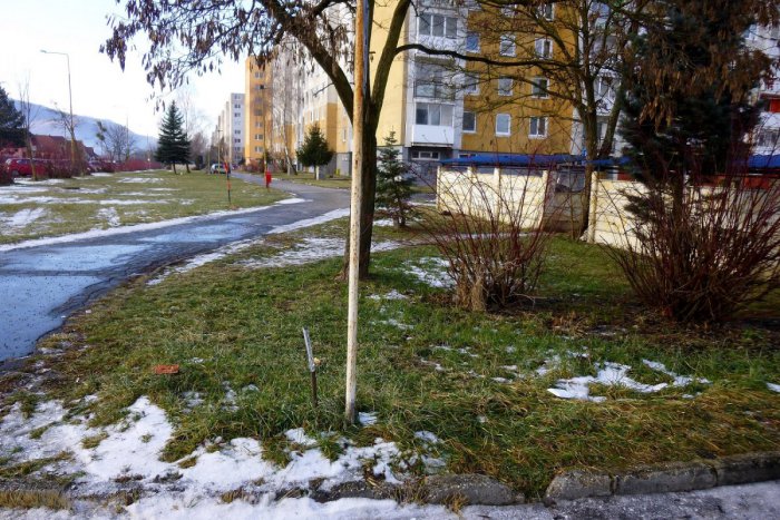 Ilustračný obrázok k článku Rozruch na Sídlisku pod Sokolejom: Muž našiel blízko bytovky granát