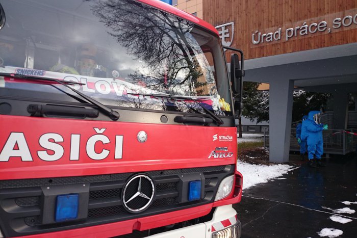 Ilustračný obrázok k článku Rušné ráno na úrade práce: Zamestnankyni prišla obálka s neznámym bielym práškom