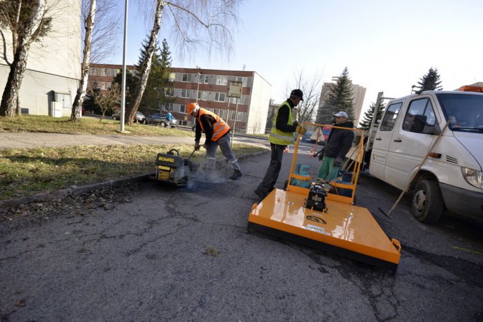 Ilustračný obrázok k článku Špeciálny prístroj už brázdi žiarske cesty: Výtlky po zime mali byť minulosťou