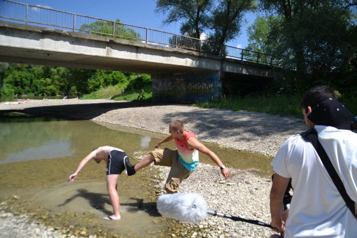 Ilustračný obrázok k článku Šplhanie na panelák, nepríjemný úpal aj... Pozrite si fotografie z natáčania humenského filmu!