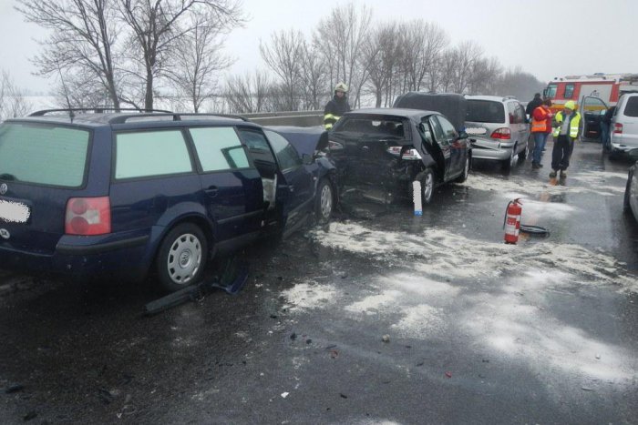 Ilustračný obrázok k článku Na diaľnici D1 pred Bratislavou došlo k vážnej autonehode. Zasahovať musel aj vrtuľník