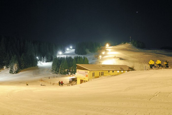 Ilustračný obrázok k článku Kam po práci? Rovno na večerné lyžovanie a za nižšie ceny!