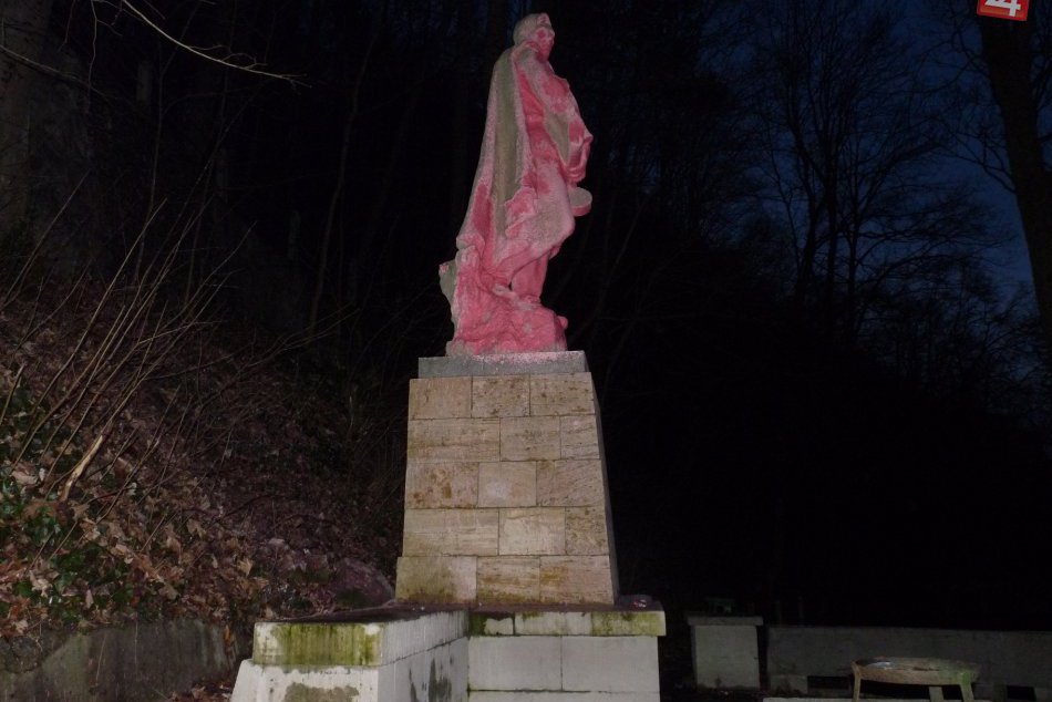 Ilustračný obrázok k článku Zväz protifašistických bojovníkov je z ružovej sochy pobúrený: Slová, ktoré hovoria za všetko!