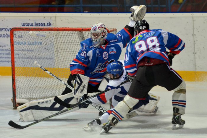 Ilustračný obrázok k článku Mikulášania na domácom ľade opäť bezchybne, Považania inkasovali päť gólov