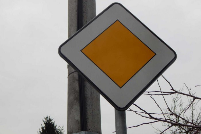 Ilustračný obrázok k článku Žilinu trápia vandali ničiaci dopravné značky: Najvypuklejší problém je na sídlisku Vlčince