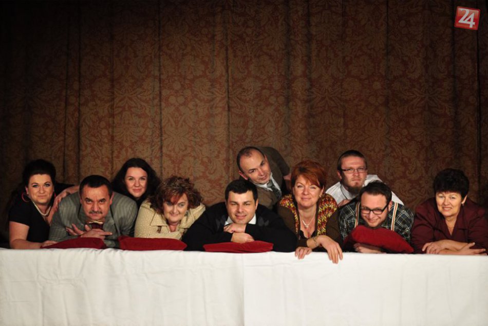 Ilustračný obrázok k článku Ochotníci z Tesár opäť na scéne: Poďte si vychutnať nadčasovú komédiu Košieľka!