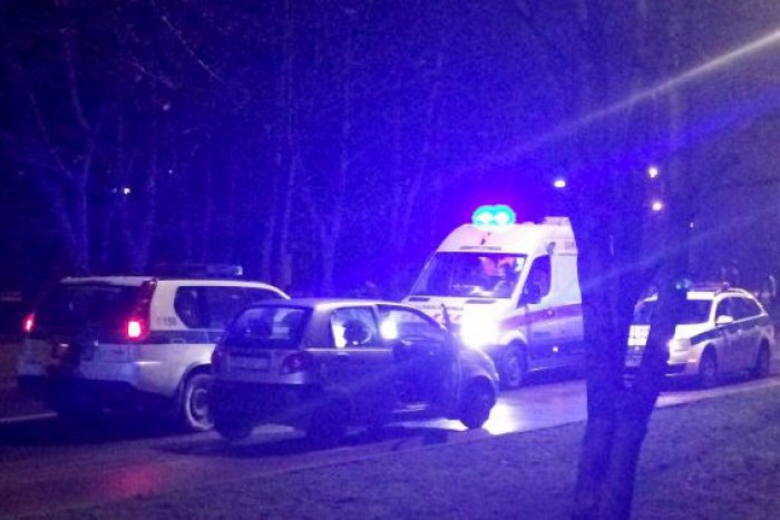 Ilustračný obrázok k článku Šialená naháňačka v uliciach: Mladíka (16) zastavil výstrel a nabúrané auto!