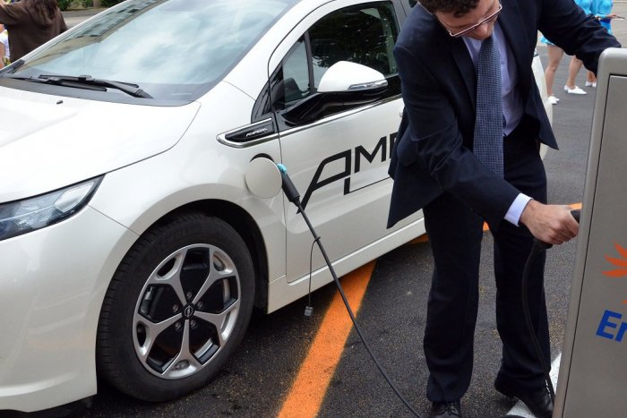 Ilustračný obrázok k článku Novinka na košickom letisku: Nabíjačka elektromobilov, zamestnanci na elektrobicykloch!