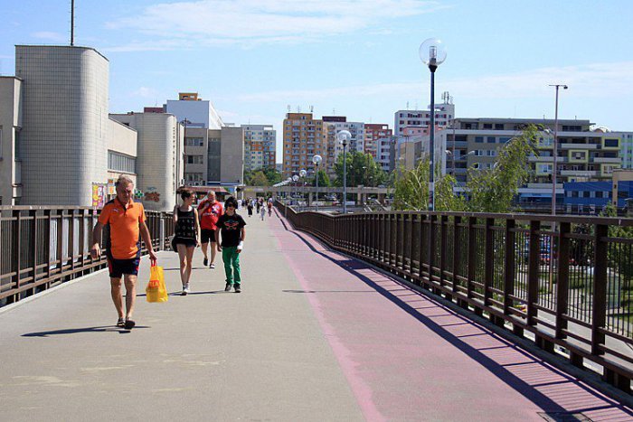 Ilustračný obrázok k článku Lávku cez Hlbokú čakajú úpravy: Zeleň má spríjemniť horúčavy a zmierniť vietor