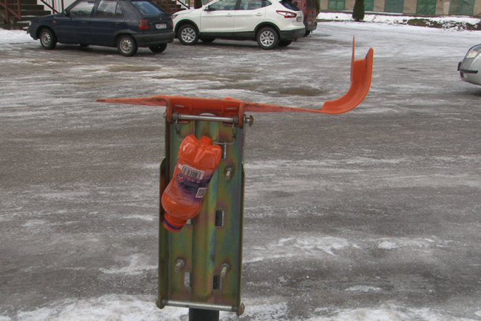 Ilustračný obrázok k článku Tu už zostáva rozum stáť: Smetné koše v meste ktosi rozbíjal petardami! FOTO