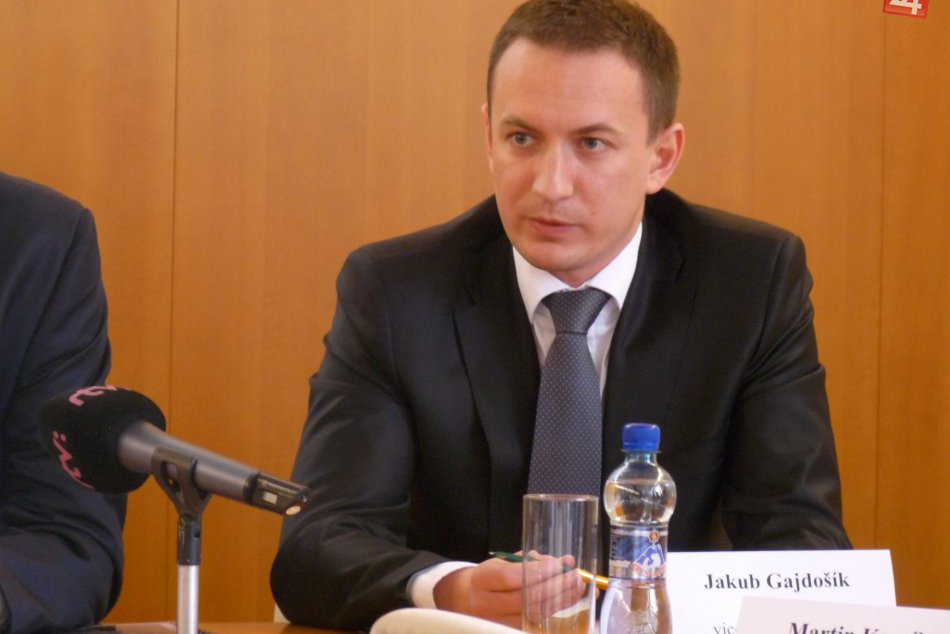 Ilustračný obrázok k článku Najmladší viceprimátor v histórii Bystrice sa dozvedel svoj plat: Koľko bude mesačne brať Gajdošík?