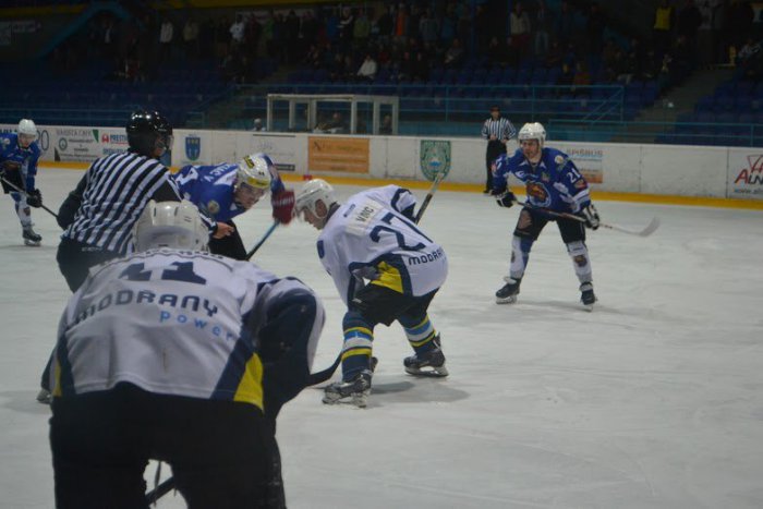 Ilustračný obrázok k článku Hokejový zápas prilákal na štadión rekordný počet fanúšikov: Derby museli rozhodnúť až nájazdy