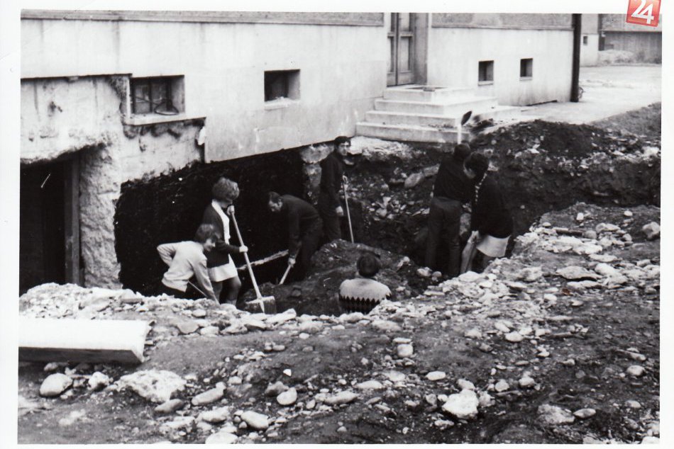 Ilustračný obrázok k článku Členské 25 Kčs a denne vypitých 200 fliaš kofoly: Breznianska mládež si pred 45. rokmi vybudovala vlastný klub