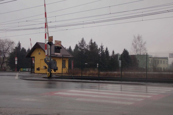 Ilustračný obrázok k článku Nehoda na priechode pri železničnom priecestí vyvolala búrlivé reakcie: Ľudia sa dožadujú osvetlenia!