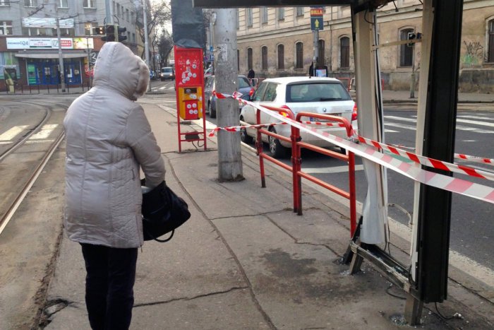 Ilustračný obrázok k článku Po policajnej naháňačke bezohľadný vodič zdemoloval zástavku na Americkom námestí