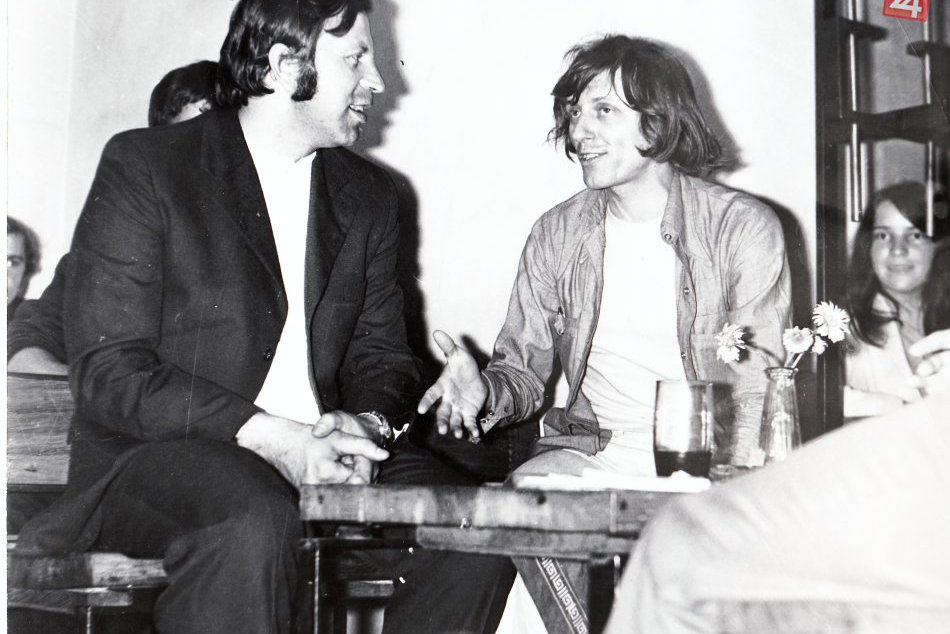 Ilustračný obrázok k článku V breznianskom klube sa objavil Hammel aj Neckář: Miestna mládež sa bavila behom na 60 m opačne :)