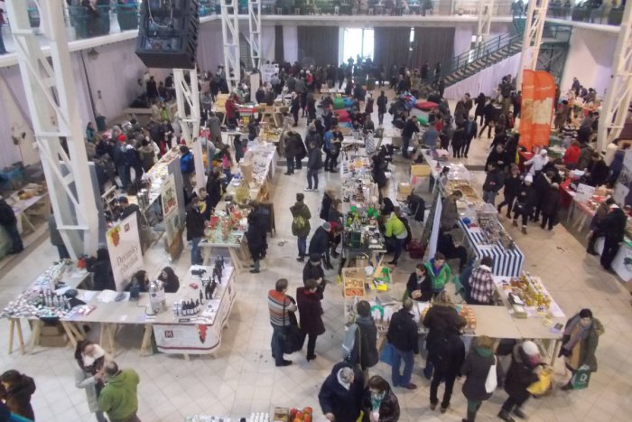 Ilustračný obrázok k článku Stará tržnica opäť ožila obľúbeným potravinovým podujatím Trh-Piac-Markt