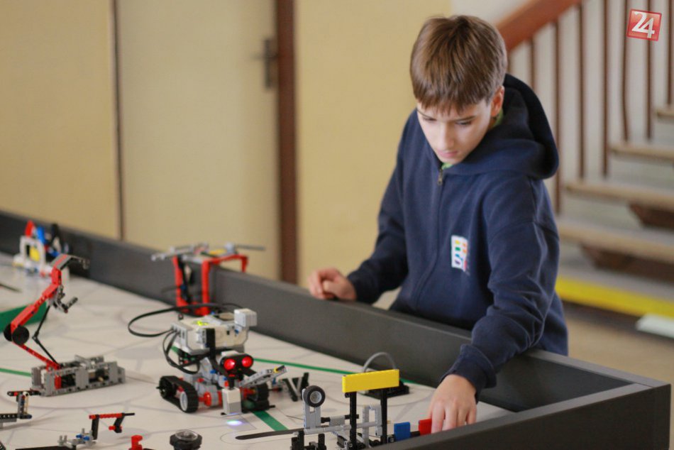 Ilustračný obrázok k článku OBRAZOM: Žiaci bilingválnej školy si dali rande s vedou, zaujali aj roboty z lega